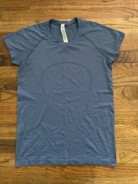 Lululemon Swiftly Tech Women’s Blue Gray Short Sleeve Seamless Running Top Sz 10